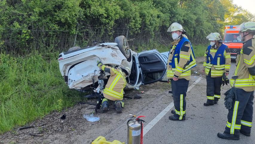 Auto überschlägt sich im Kreis Ansbach: Zwei junge Männer verletzt