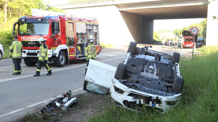Auto überschlägt sich im Kreis Ansbach: Zwei junge Männer verletzt