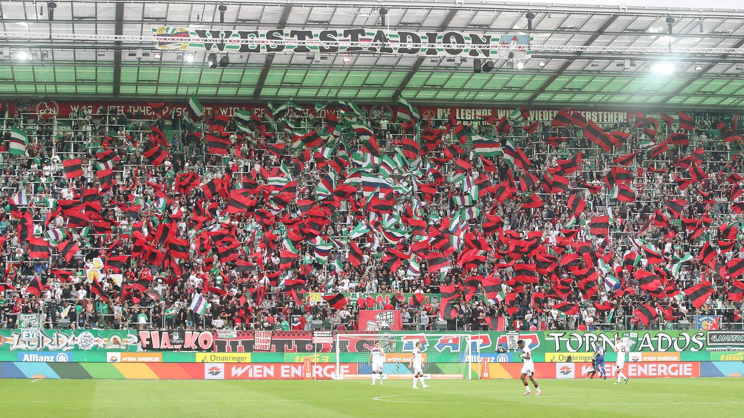 Volle Fußballstadien - wie hier das Allianz Stadion in Wien bei einem Freundschaftsspiel zwischen dem SK Rapid Wien und dem 1. FC Nürnberg im Jahr 2019 - sind in Österreich ab dem 1. Juli unter gewissen Voraussetzungen wieder möglich.
