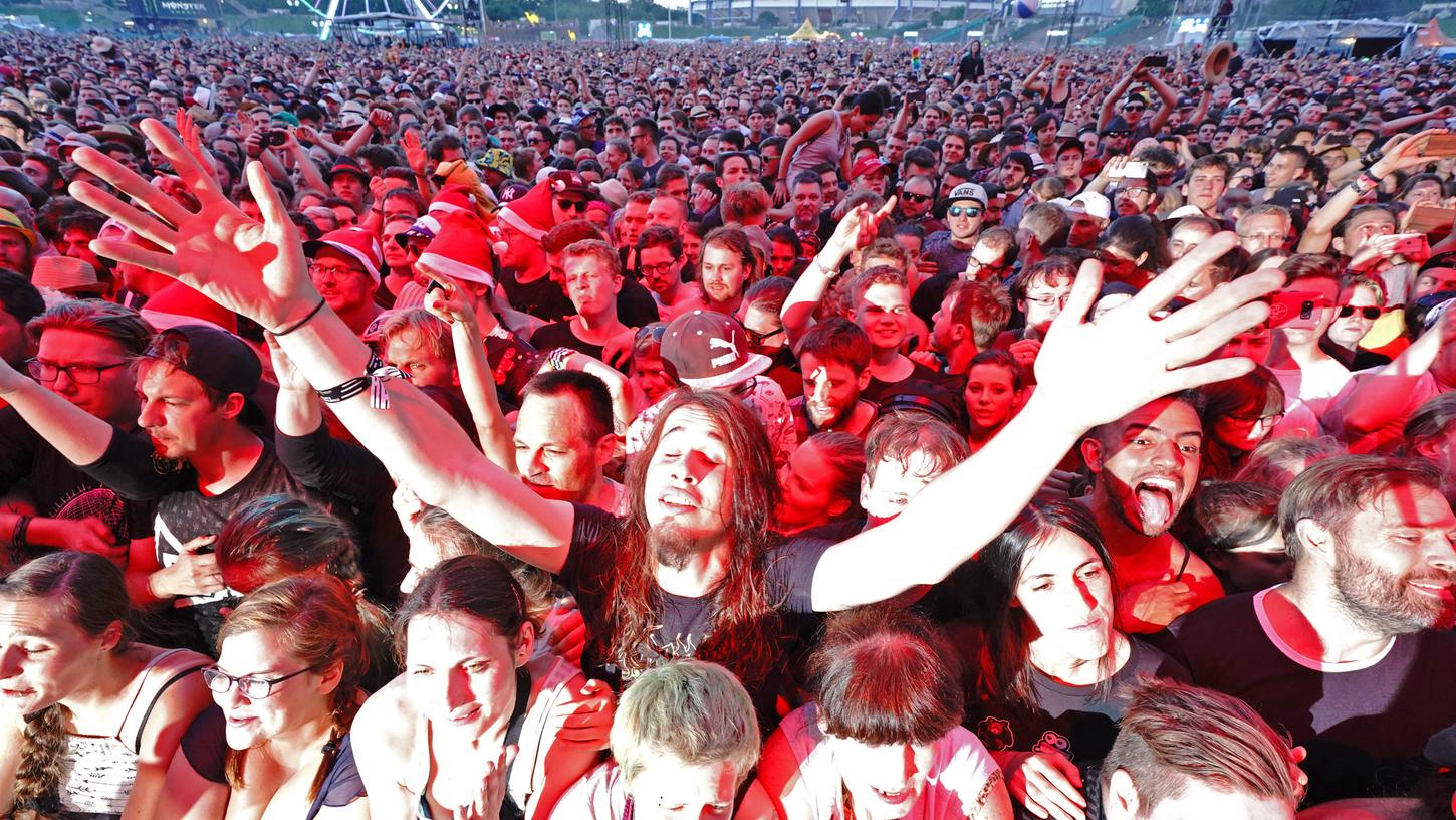 Festivalgänger dürfen sich nach Corona-Pause endlich wieder auf  Rock im Park freuen. Im Bild: Fans beim Auftritt der Ärzte auf der Zeppelin Stage 2019.