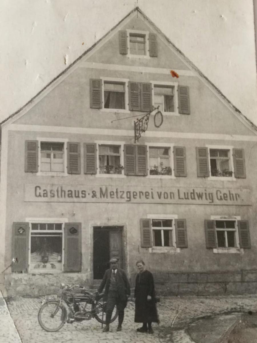Ludwig und Anna Gehr, die Urgroßeltern von Steffi Lang, vor ihrem Gasthaus mit Metzgerei an der Lauterachstraße. Ludwig und Anna Gehr, die Urgroßeltern von Steffi Lang, vor ihrem Gasthaus mit Metzgerei an der Lauterachstraße.