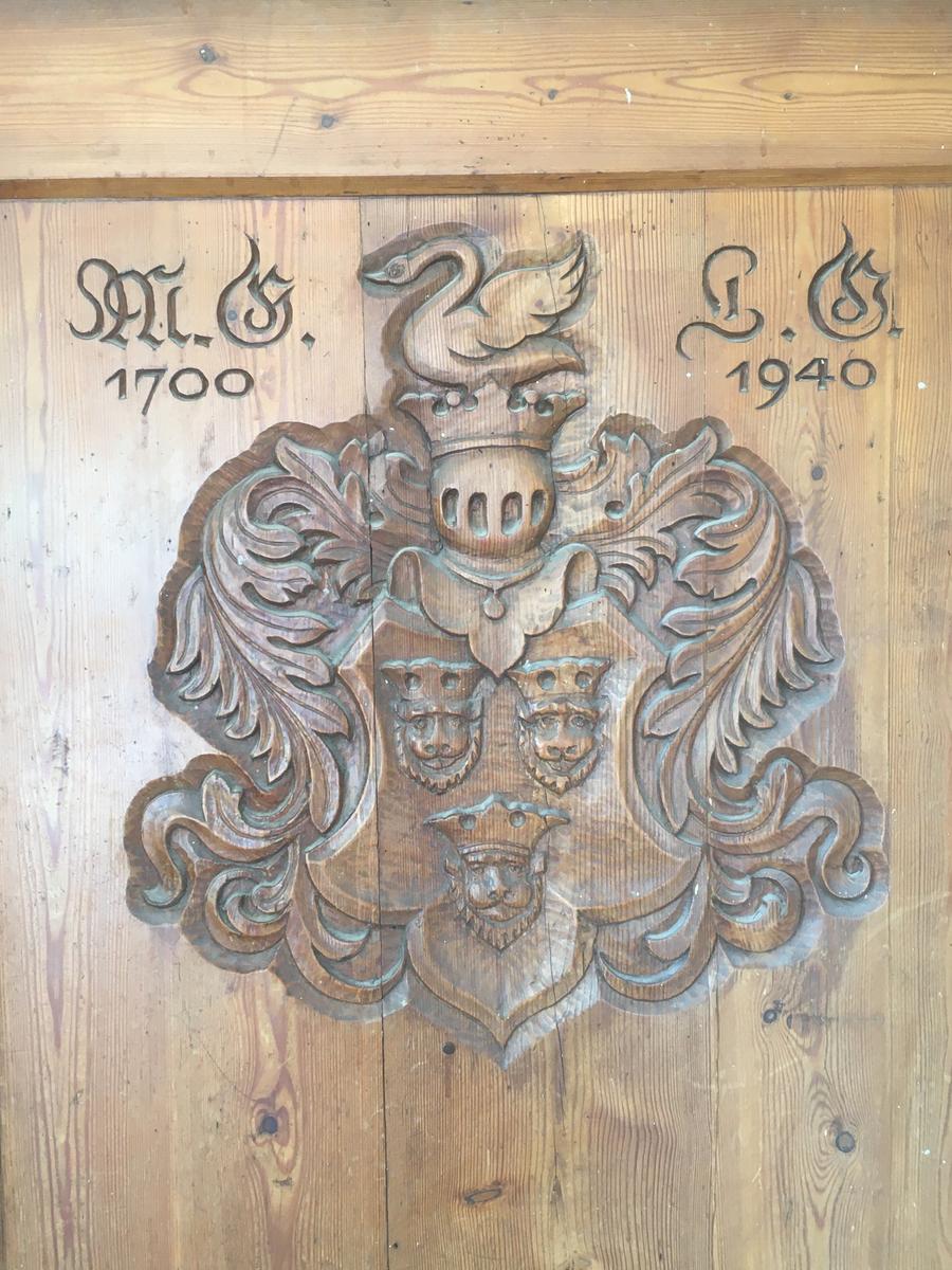 Wappen und Jahreszahl an der Tür künden von der langen Wirtshausgeschichte. Wappen und Jahreszahl an der Tür künden von der langen Wirtshausgeschichte.