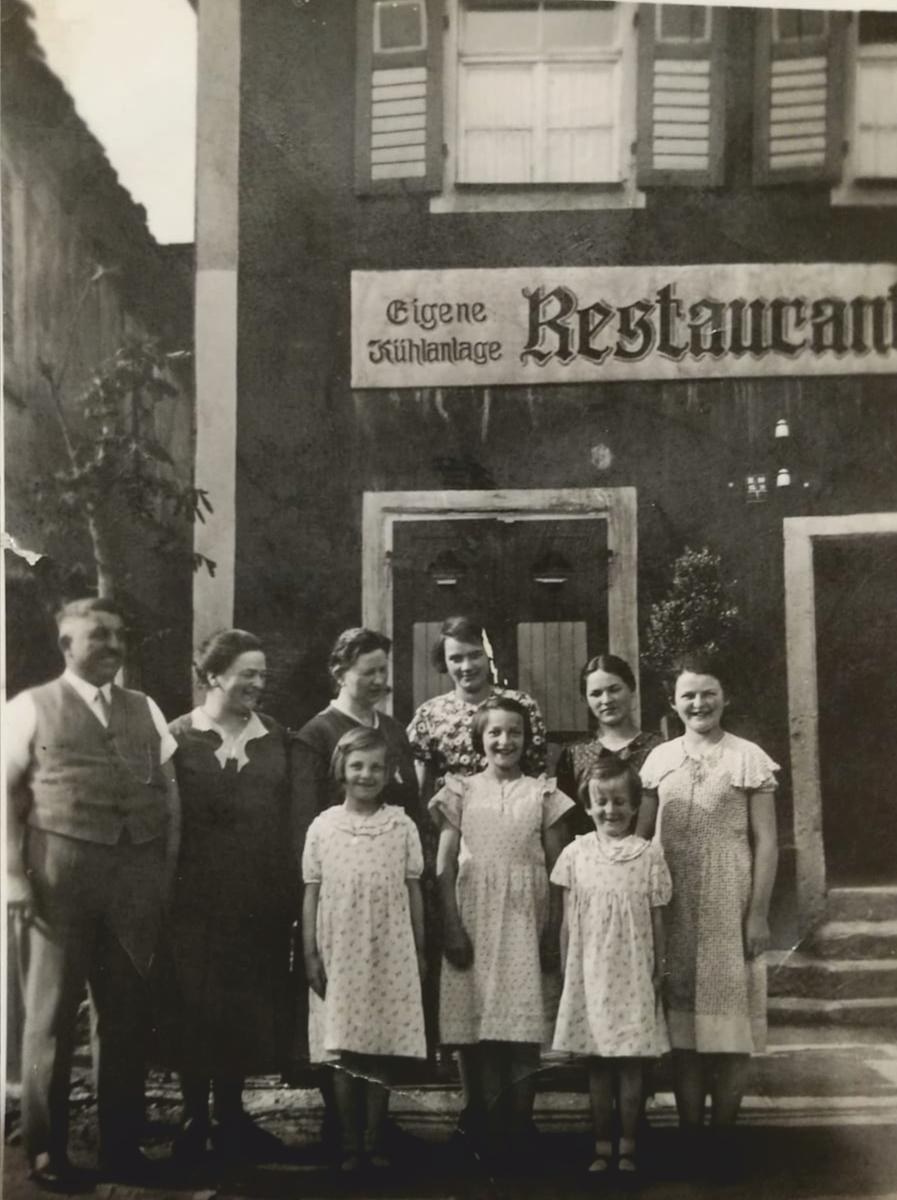 Hier ist das Gasthaus Gehr schon ein „Restaurant“ mit eigener Kühlanlage: Das Mädchen vorne rechts ist Steffi Langs Oma Lina, die die Wirtschaft von den Eltern übernahm und später an Langs Onkel übergab. Hier ist das Gasthaus Gehr schon ein „Restaurant“ mit eigener Kühlanlage: Das Mädchen vorne rechts ist Steffi Langs Oma Lina, die die Wirtschaft von den Eltern übernahm und später an Langs Onkel übergab.