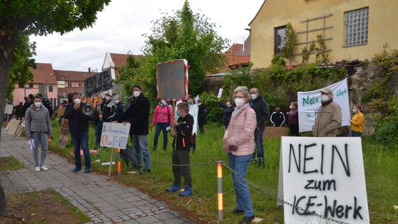 Es gibt bereits Bürgerinitiativen gegen die ICE-Werk-Pläne. Gabriele Bayer und Jürgen Rupprecht wollen eine BI in Postbauer-Heng gründen und sich den anderen in einer gemeinsamen Allianz anschließen.
Es gibt bereits Bürgerinitiativen gegen die ICE-Werk-Pläne. Gabriele Bayer und Jürgen Rupprecht wollen eine BI in Postbauer-Heng gründen und sich den anderen in einer gemeinsamen Allianz anschließen.
