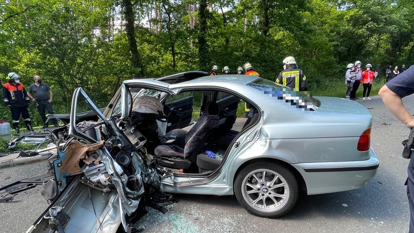 Zwei Autos kollidieren frontal bei Fürth: Drei Schwerverletze