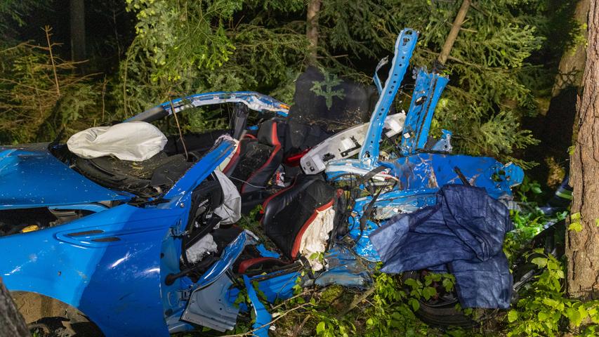26-Jähriger stirbt bei Haundorf: Auto schleuderte gegen Baum