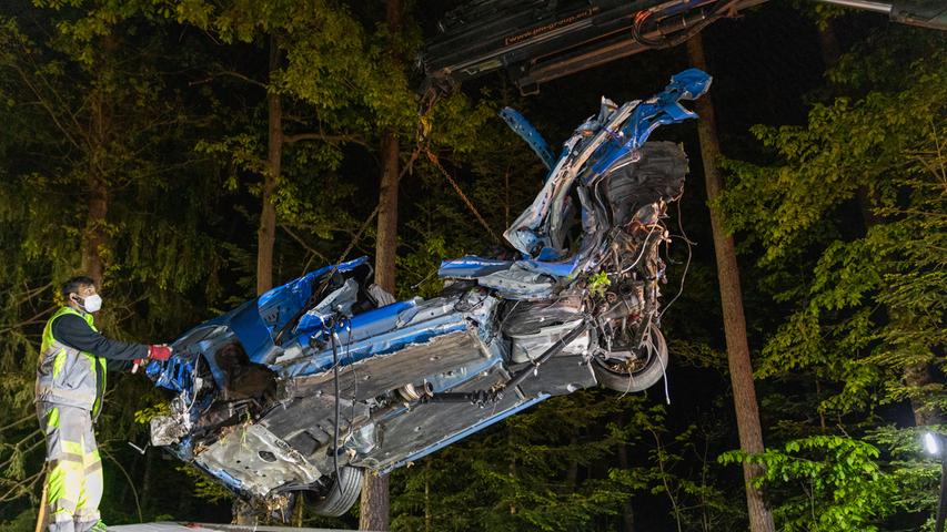 26-Jähriger stirbt bei Haundorf: Auto schleuderte gegen Baum