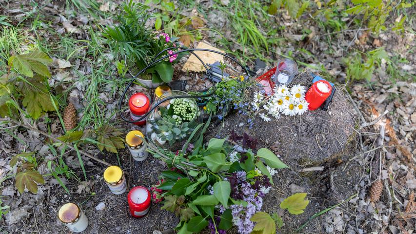 Schon am Sonntag legten Trauernde Kerzen, Blumen und Erinnerungsstücke an der Unfallstelle nieder.