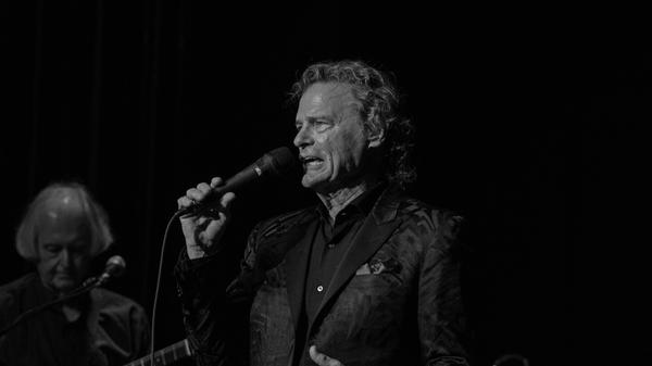 Jeder kennt die wunderhübsche Melodie, zu der ein Western-Traumpaar mit dem Fahrrad seine Runden dreht: "Raindrops Keep Fallin’ On My Head". B.J. Thomas, der Sänger des Welthits, ist nun mit 78 Jahren in Texas gestorben.