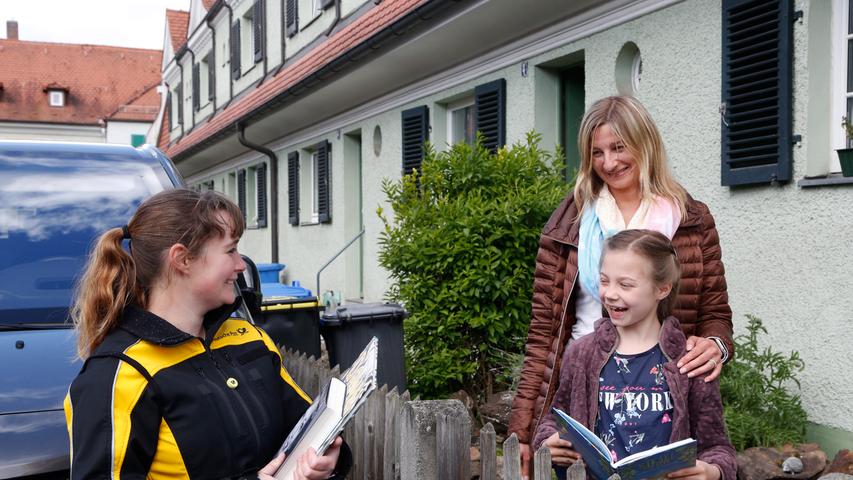 In der Gartenstadt leben viele Familien mit Kindern. Sofia Greiner besucht die dritte Klasse der Regenbogenschule. Die Neunjährige ist hellauf begeistert, als ihr Grabinger-Bastian am Gartenzaun verschiedene Kinderbücher präsentiert. 