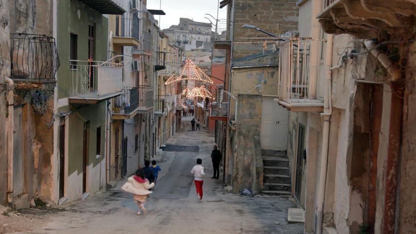 In dem sizilianischen Dorf Siculiana haben viele Einheimische Angst, von den Flüchtlingen aus Afrika überrannt zu werden. Szene aus dem Dokumentarfilm "A Black Jesus".
