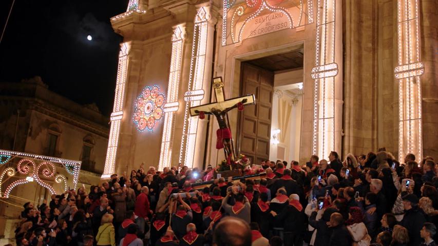 Zeichen der Hoffnung: Schließlich tragen in Siculiana Einheimische und Flüchtlinge das Kreuz mit dem schwarzen Jesus durch das Dorf. Szene aus "A Black Jesus".