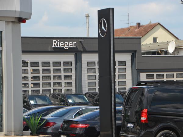 Das Autohaus Rieger will nach Haag umziehen, weil es in Schwabach keine geeignete Fläche für die Erweiterung findet. Die Freien Wähler haben der Stadtspitze daraufhin Fehlinformation und mangelnden Einsatz vorgeworfen.
Das Autohaus Rieger will nach Haag umziehen, weil es in Schwabach keine geeignete Fläche für die Erweiterung findet. Die Freien Wähler haben der Stadtspitze daraufhin Fehlinformation und mangelnden Einsatz vorgeworfen.