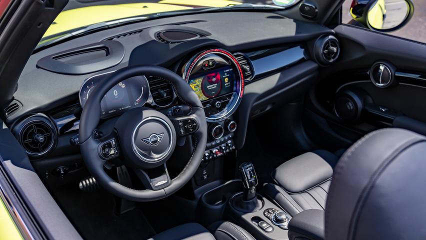 Blick ins Cockpit: Digitales Fahrerdisplay und Lasergravur-Leuchtring um den Blick ins Cockpit: Digitales Fahrerdisplay und Lasergravur-Leuchtring um den