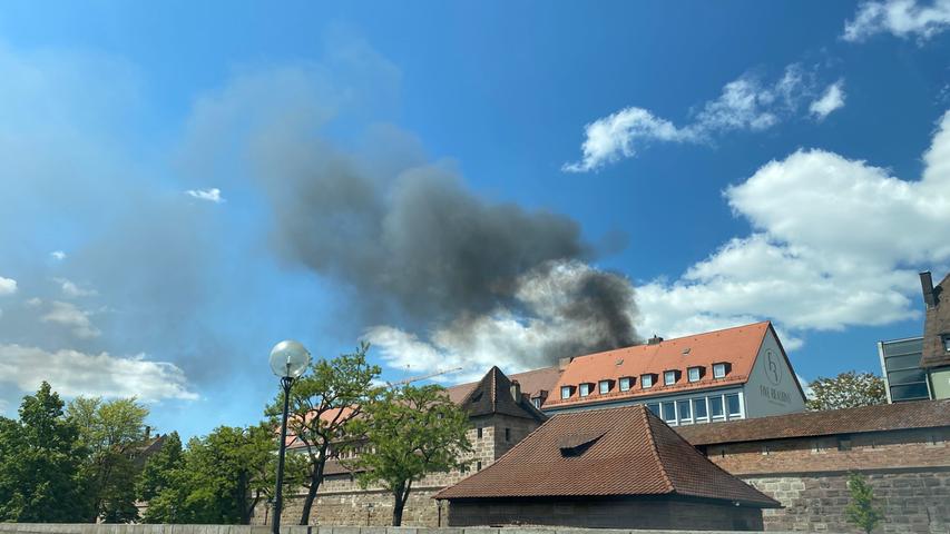 Wohnwagen in Flammen: Rauchwolken über Nürnberger Innenstadt