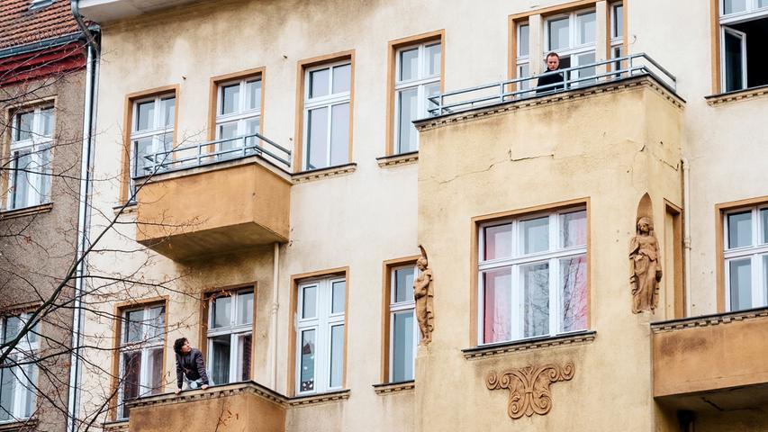 An einem grauen Novembermorgen stößt die Polizei vor einem Haus im Wedding auf die Leiche eines Berliner Immobilienmaklers. So wie es aussieht, ist Cem Ceylan vom Balkon des Hauses, das er gerade luxussanieren lässt, in die Tiefe gestürzt.