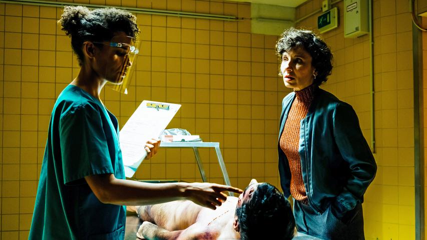 Jamila Marques (Cynthia Micas) untersucht den Leichnam in der Gerichtsmedizin. Sie teilt Rubin (Meret Becker) mit, dass Ceylan bewusstlos war, bevor er vom Balkon stürzte. 