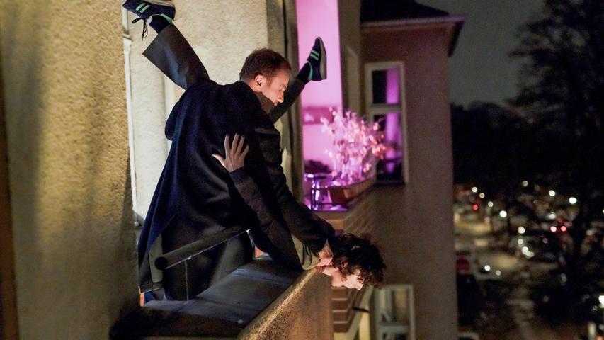 Karow (Mark Waschke) und Rubin haben es also ziemlich sicher mit einem Mordfall zu tun. Auf dem Balkon stellen sie den möglichen Tathergang nach. 