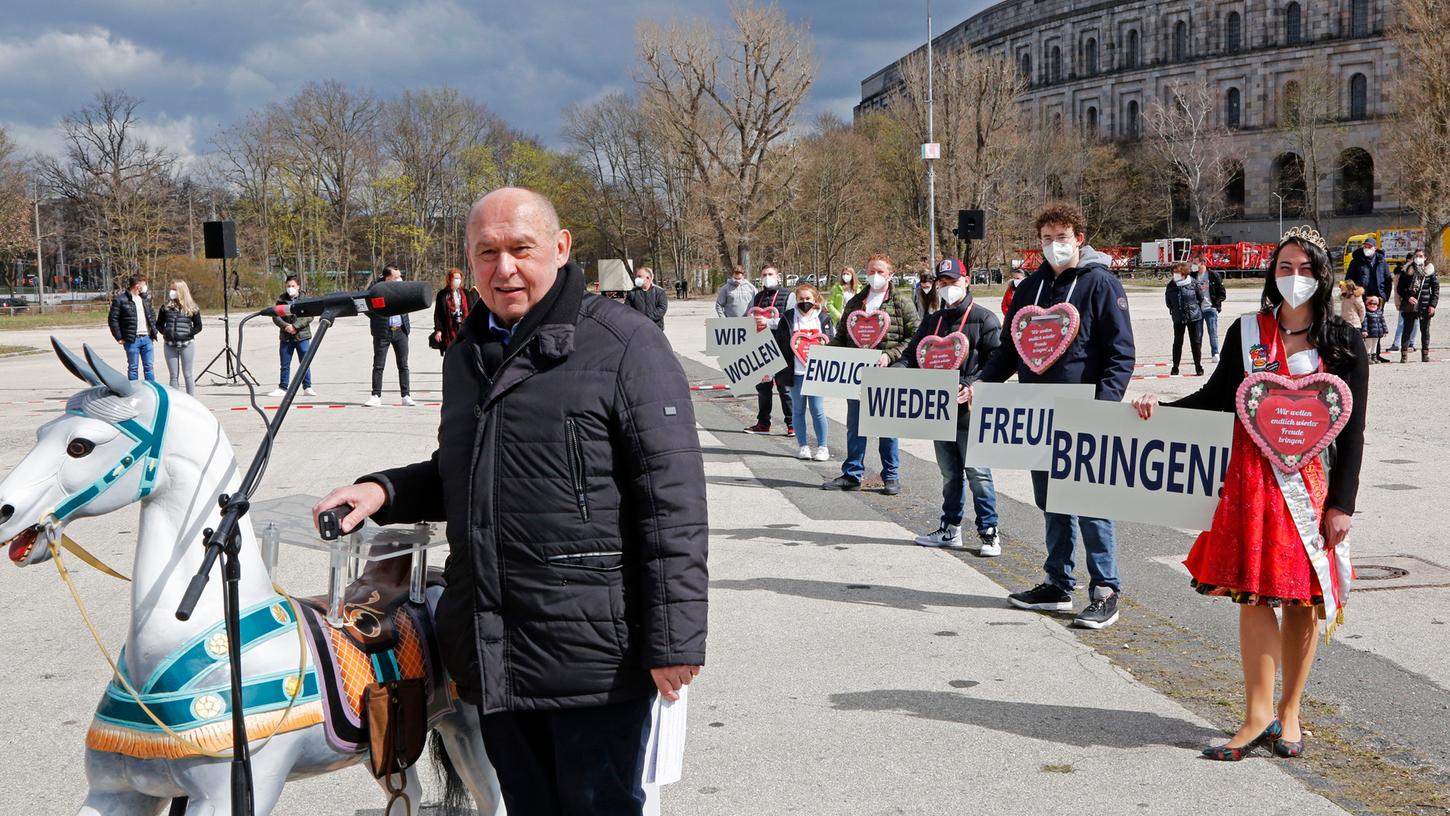 Mit seinen Schaustellerkollegen hätte Lorenz am Karsamstag am liebsten das Frühlingsfest auf dem Platz an der Kongresshalle eröffnet. Weil das nicht ging, formierten sich die Volksfestbeschicker und -freunde zu einer Kundgebung - und kündigten Pläne für einen temporären Freizeitpark im Sommer an. 