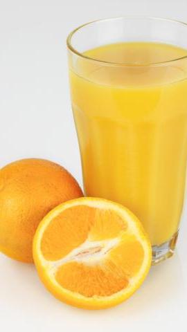 Zum Trinken gibt es freilich Fruchtsaft, am besten mit Bio-Siegel. Sonnengereifte Orangen, handgepflückt von Herrn Dittmeyer, können sich nicht irren? Das war einmal, weil...
