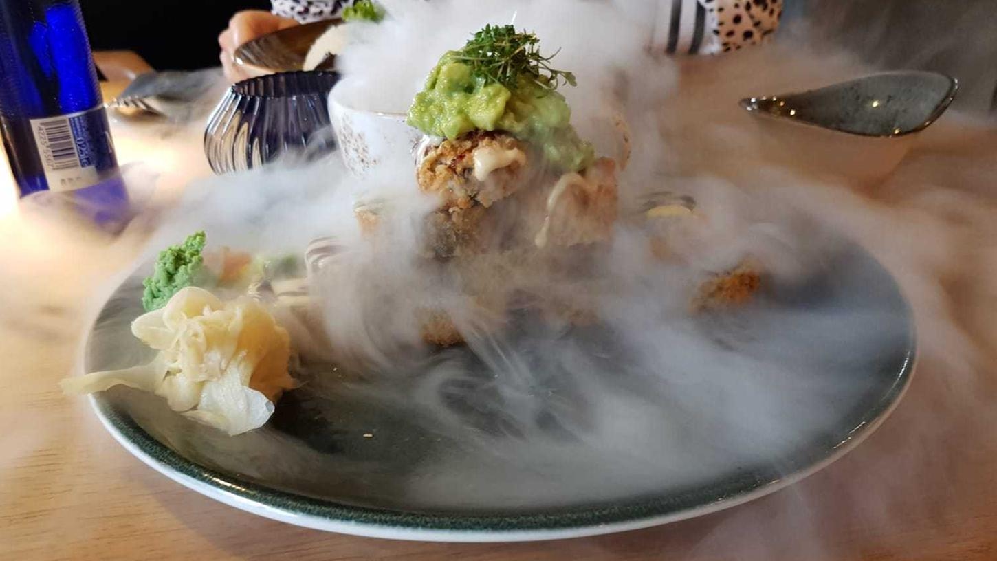 Was eine Augenweide: Dampfendes Sushi, hübsch dekorierte Teller, ein fancy Ambiente.