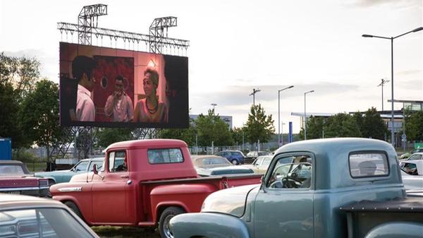 Nach der ersten erfolgreichen Premiere 2020 eröffnet auch das Drive-in-Kino am Albrecht-Dürer-Flughafen wieder ab 12. Juni. Besucher müssen außerhalb ihrer Fahrzeuge auf dem Gelände FFP2-Masken tragen.