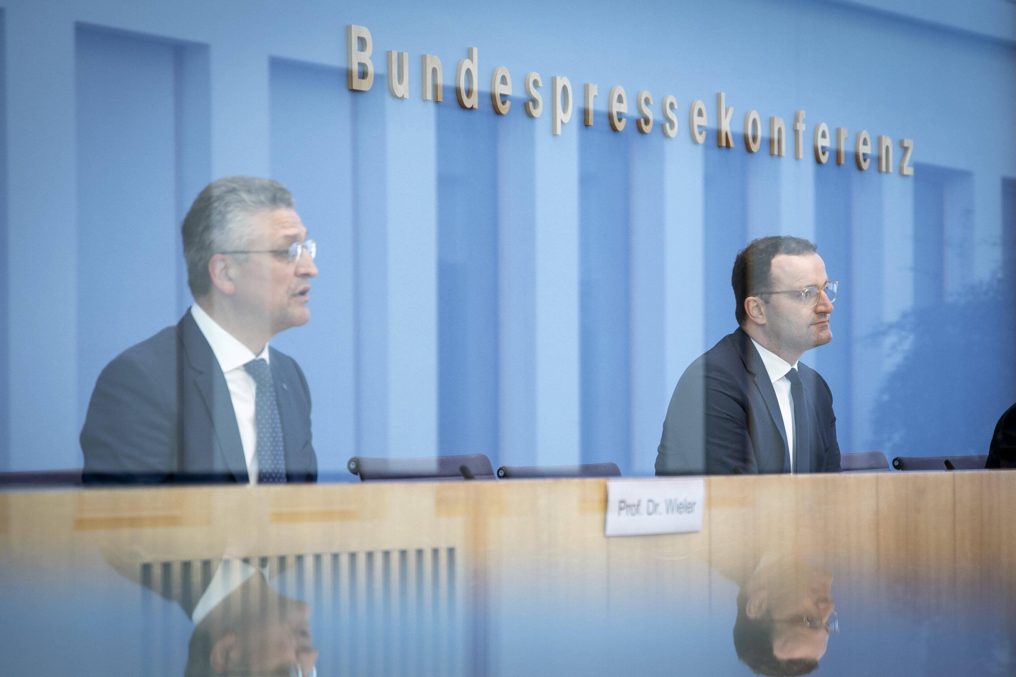 Jens Spahn, Bundesminister fuer Gesundheit, (R) und Lothar H. Wieler, Praesident Robert Koch-Institut, (L) aufgenommen