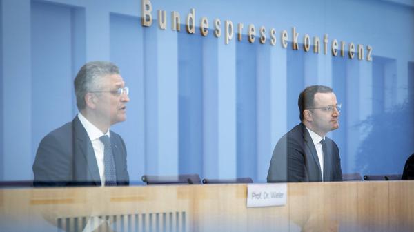 Jens Spahn, Bundesminister fuer Gesundheit, (R) und Lothar H. Wieler, Praesident Robert Koch-Institut, (L) aufgenommen