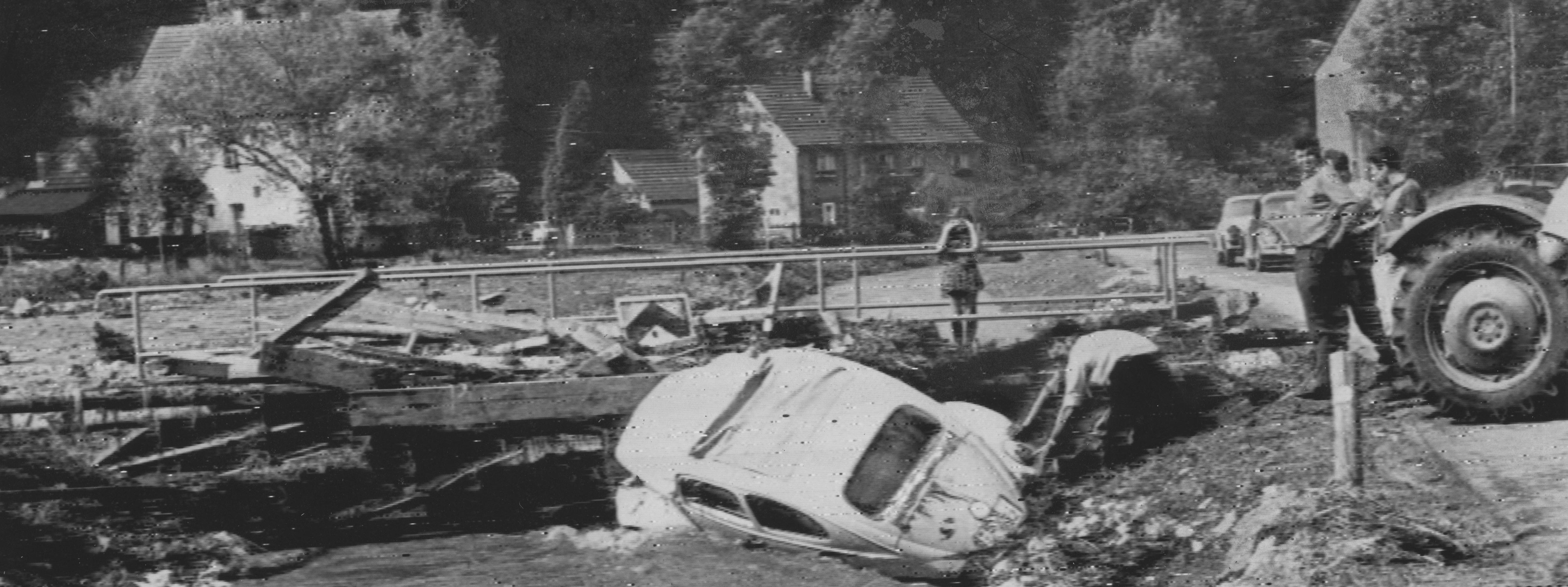 Zwei Feuerwehrleute konnten sich mit Mühe aus diesem Wagen retten, der im Hirschbachtal von der Flut mit großer Gewalt an eine Brücke geschwemmt worden war. Das Bild gibt einen Eindruck von den schweren Zerstörungen in dem beliebten Ausflugsgebiet. Zwei Feuerwehrleute konnten sich mit Mühe aus diesem Wagen retten, der im Hirschbachtal von der Flut mit großer Gewalt an eine Brücke geschwemmt worden war. Das Bild gibt einen Eindruck von den schweren Zerstörungen in dem beliebten Ausflugsgebiet.