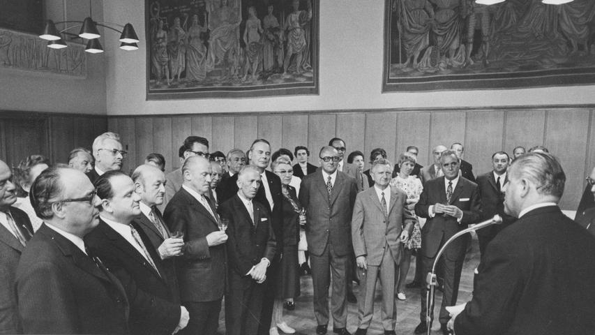 Zum erstenmal hat der Bayerische Senat der Stadt Nürnberg einen offiziellen Besuch abgestattet. Oberbürgermeister Urschlechter, selbst Mitglied der Zweiten Kammer, empfing die Gäste mit protokollarischen Ehren.  Hier geht es zum Kalenderblatt vom 8. Juni 1971: Bayerns Senat war Gast in Nürnberg .