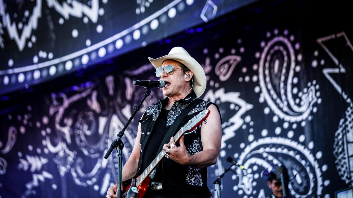 Die Cowboys von The BossHoss mussten ihre Tour während der Pandemie mehrmals verschieben. Jetzt touren sie wieder von Bühne zu Bühne.
Die Cowboys von The BossHoss mussten ihre Tour während der Pandemie mehrmals verschieben. Jetzt touren sie wieder von Bühne zu Bühne.