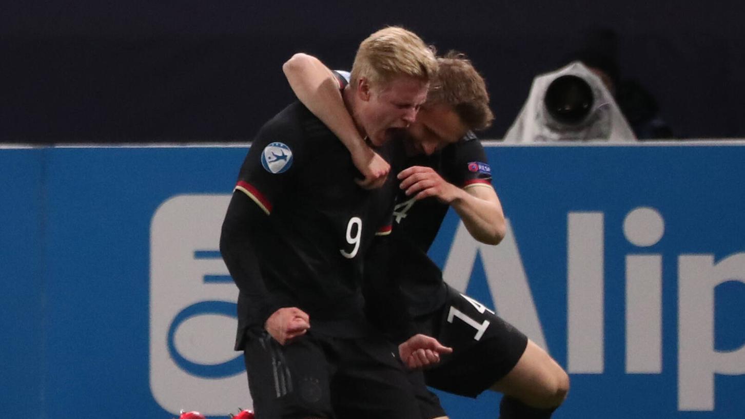 Nur noch glücklich: Paul Jaeckel (rechts) jubelt mit U21-Teamkollege Jonathan Burkardt im Elfmeter-Krimi gegen Dänemark.
Nur noch glücklich: Paul Jaeckel (rechts) jubelt mit U21-Teamkollege Jonathan Burkardt im Elfmeter-Krimi gegen Dänemark.