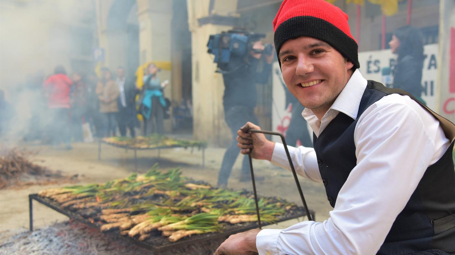 Katalonischer Lauchbub: Junger Mann am Grill beim traditionellen Fest der Frühlingszwiebel.
Katalonischer Lauchbub: Junger Mann am Grill beim traditionellen Fest der Frühlingszwiebel.