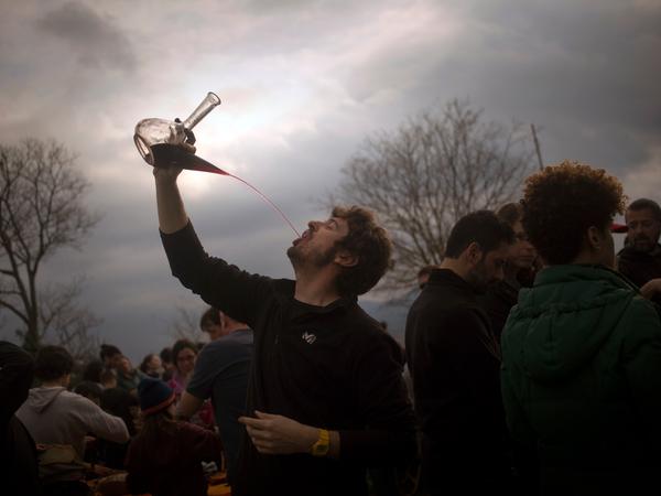 Wein gehört traditionell zum Calcotada-Fest der Frühlingszwiebel in Barcelona.
Wein gehört traditionell zum Calcotada-Fest der Frühlingszwiebel in Barcelona.