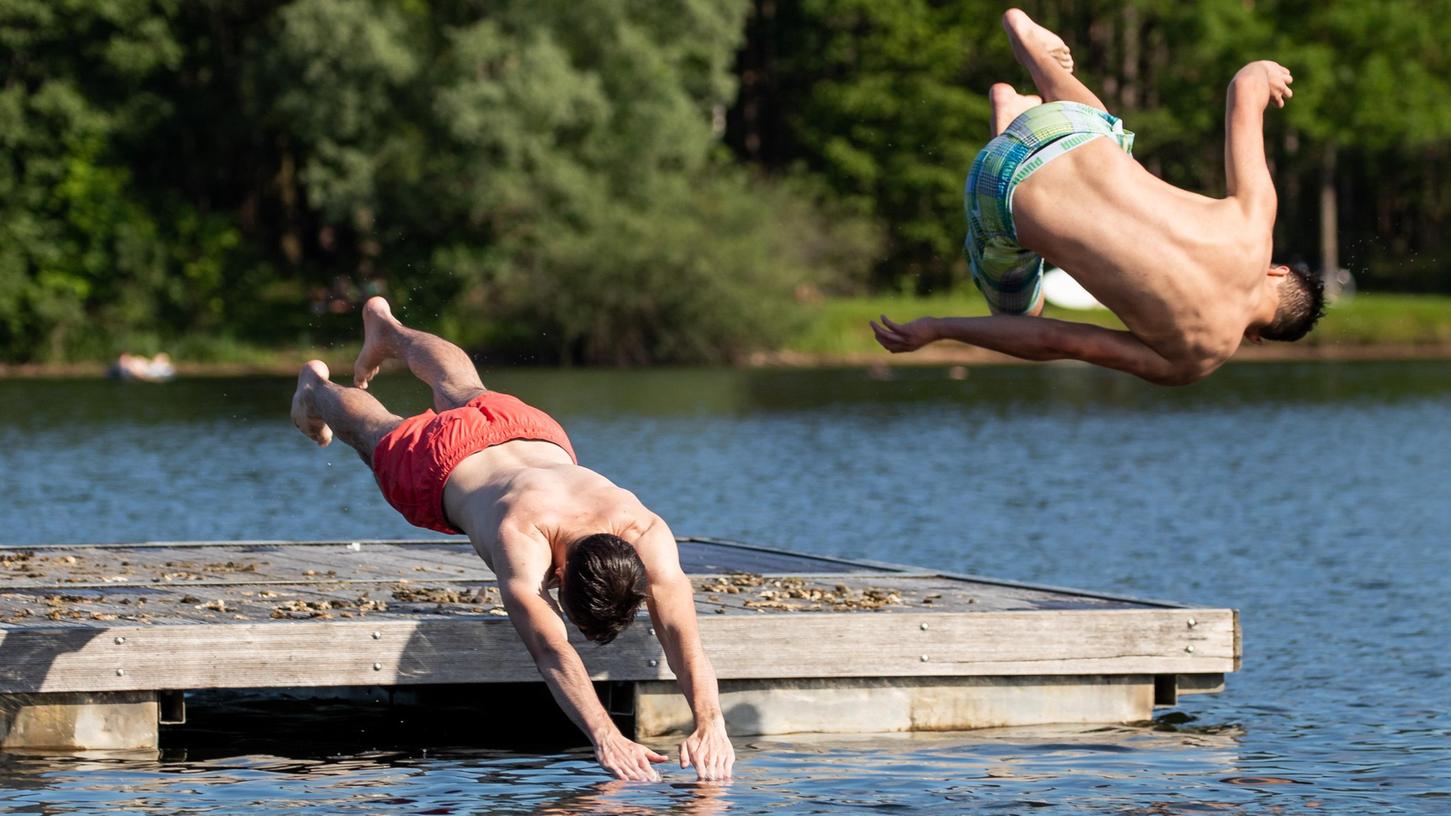 Jugendliche springen von einer Schwimminsel in den Rothsee. Auch dieses Badegewässer im Landkreis Roth weist laut dem jüngsten Bericht der EU-Umweltagentur eine gute Wasserqualität auf. Jugendliche springen von einer Schwimminsel in den Rothsee. Auch dieses Badegewässer im Landkreis Roth weist laut dem jüngsten Bericht der EU-Umweltagentur eine gute Wasserqualität auf.