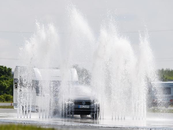 Wer mit dem Auto zu spritzig durch Pfützen fährt, kann bestraft werden - zum Beispiel im Land des Regens, in Großbritannien.
Wer mit dem Auto zu spritzig durch Pfützen fährt, kann bestraft werden - zum Beispiel im Land des Regens, in Großbritannien.