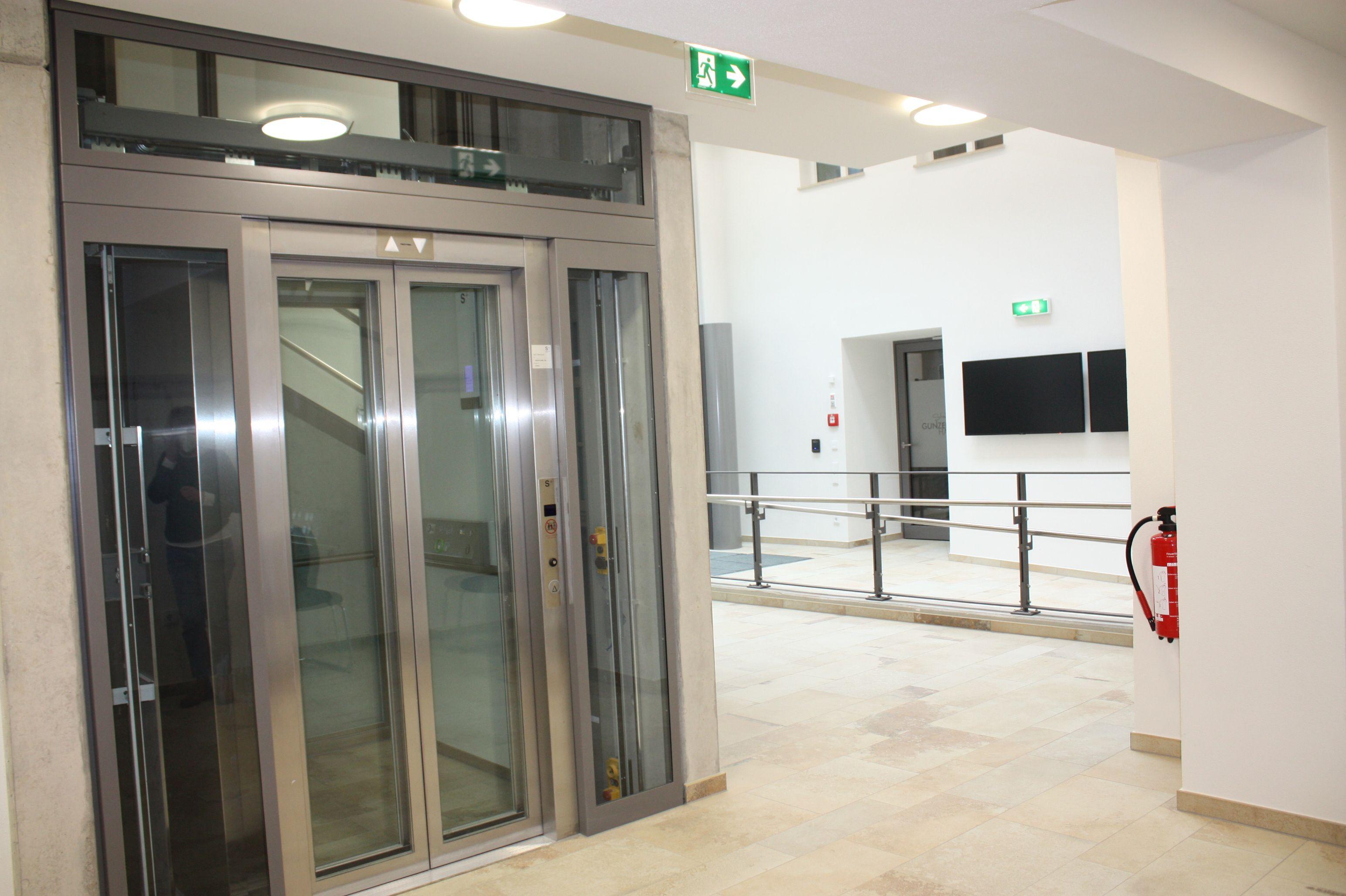 Das Herzstück des barrierefreien Rathauses in Gunzenhausen: Der Aufzug im komplett erneuerten Treppenhaus im Südflügel.