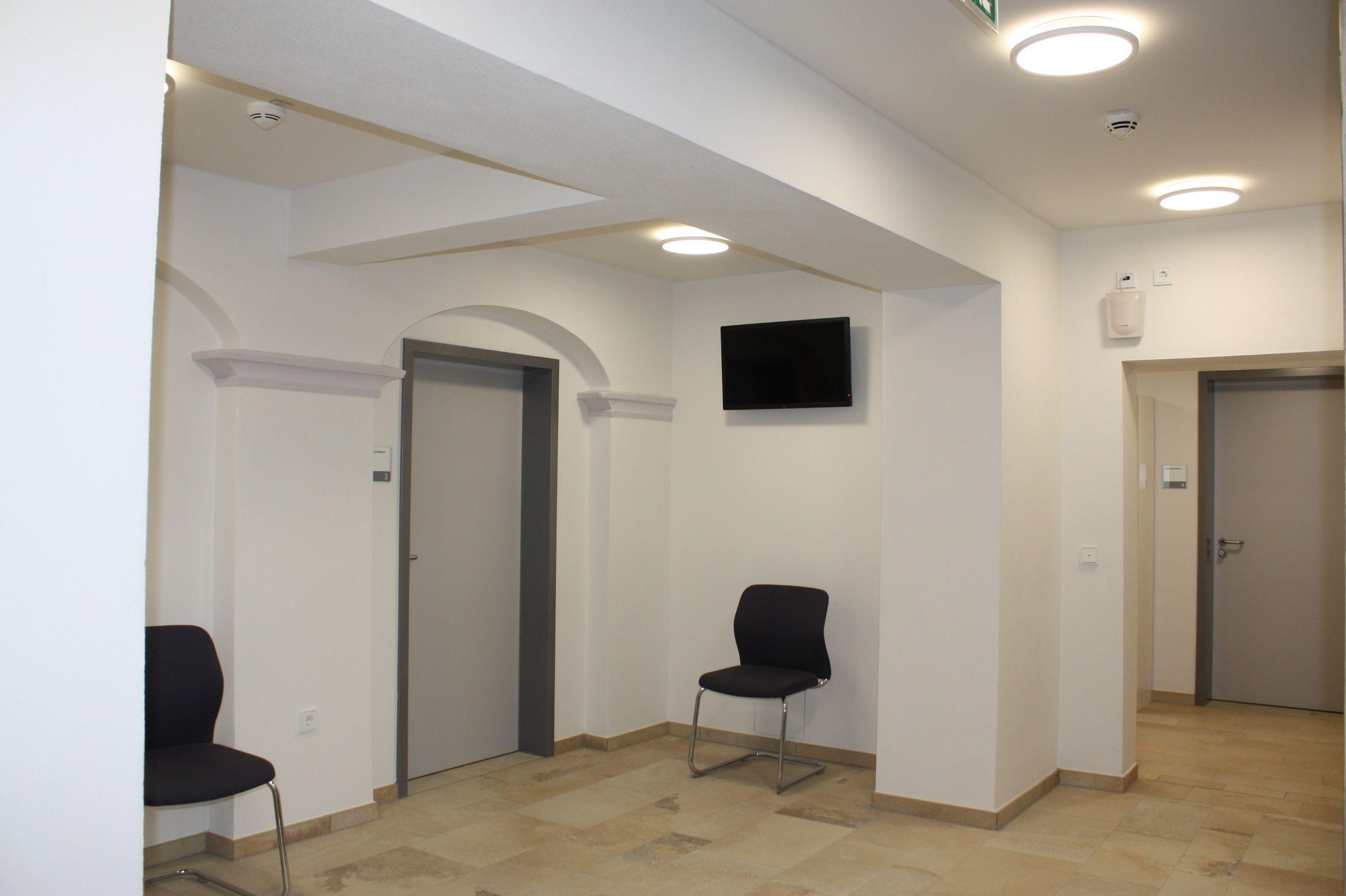 Wie das Foyer ist auch der Wartebereich vor dem Einwohnermeldeamt nicht zuletzt dank guter Beleuchtung wesentlich einladender