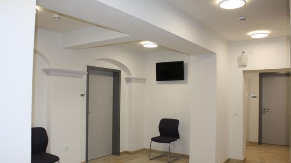 Wie das Foyer ist auch der Wartebereich vor dem Einwohnermeldeamt nicht zuletzt dank guter Beleuchtung wesentlich einladender