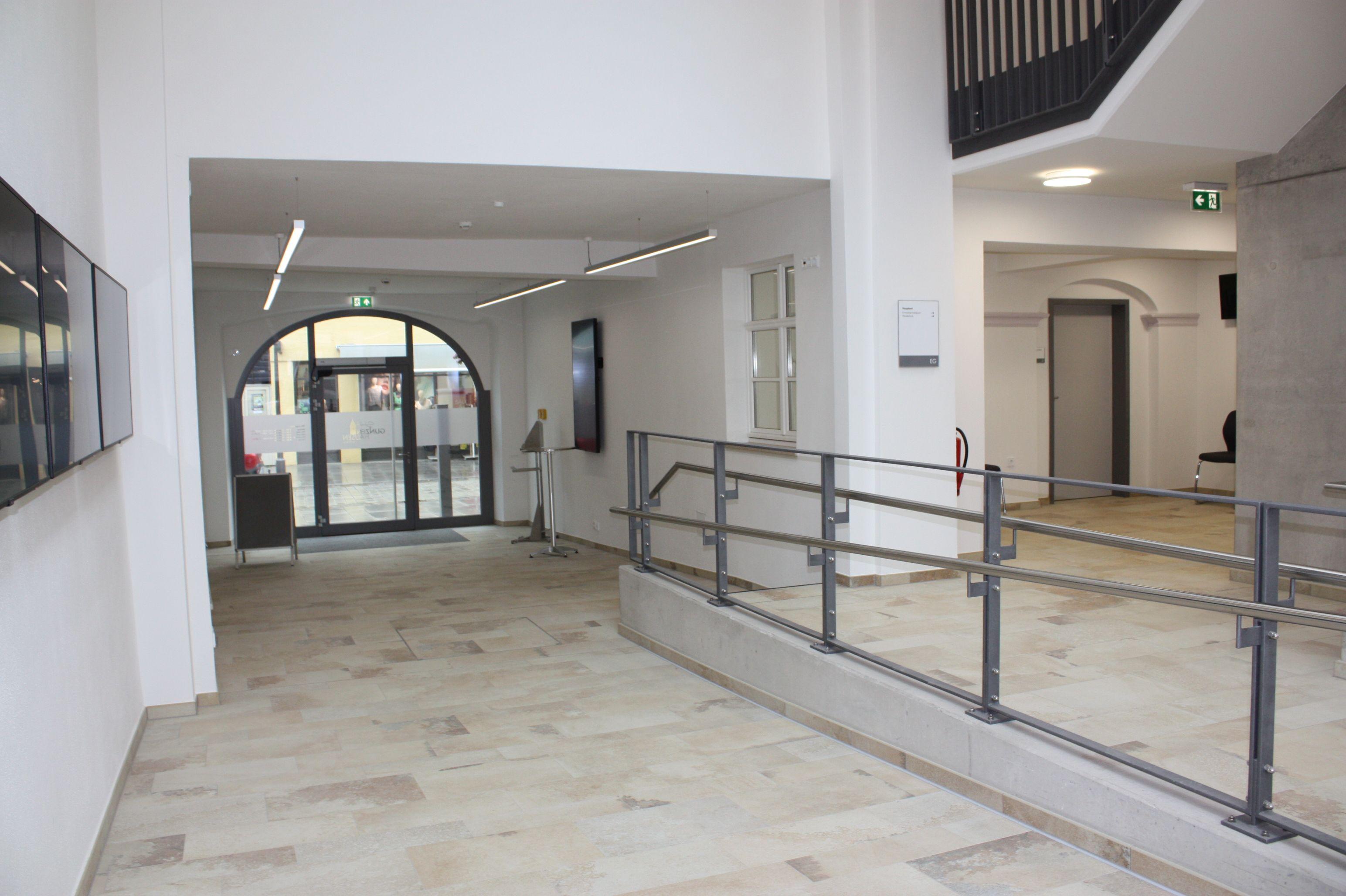  Das neue Foyer im Gunzenhäuser Rathaus bekommt dank Glasdach und der neuen Tür sehr viel Licht. Rollstuhlfahrer kommen über die neue Rampe gut zum Aufzug.