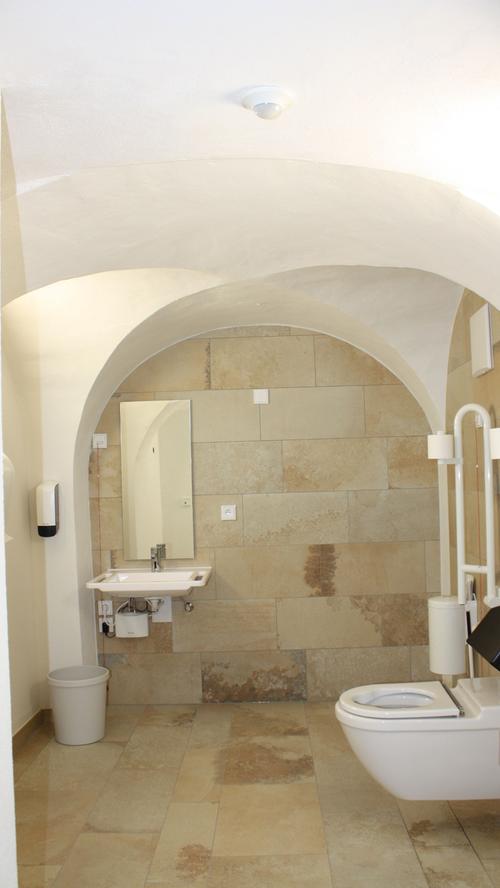 Im Foyer des umgebauten Gunzenhäuser Rathauses gibt es nun auch ein behindertengerechte Toilette.   