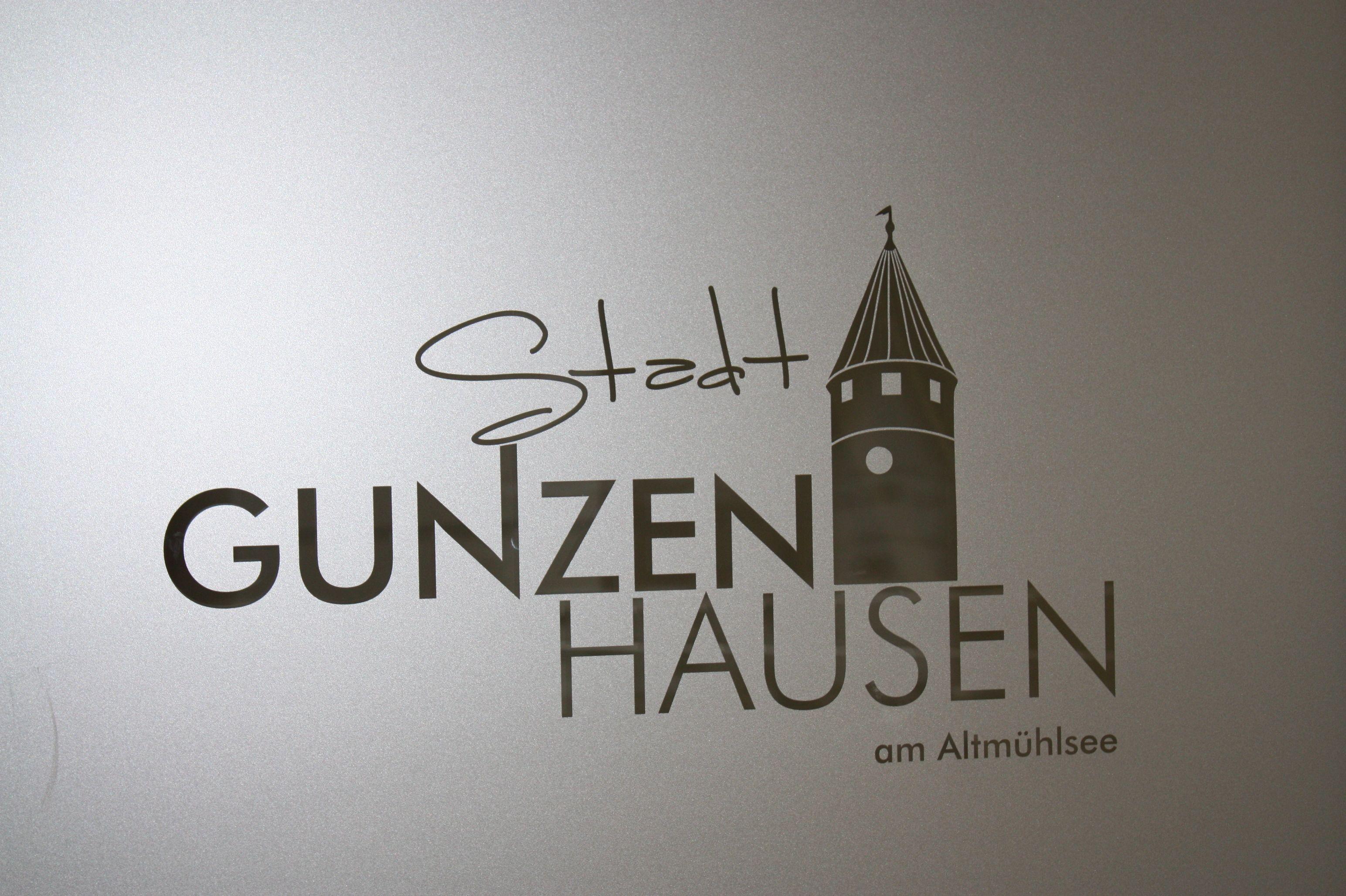 Glastüren sorgen im Rathausfoyer zusätzlich für Helligkeit. Sie alle ziert das Logo der Stadt Gunzenhausen.