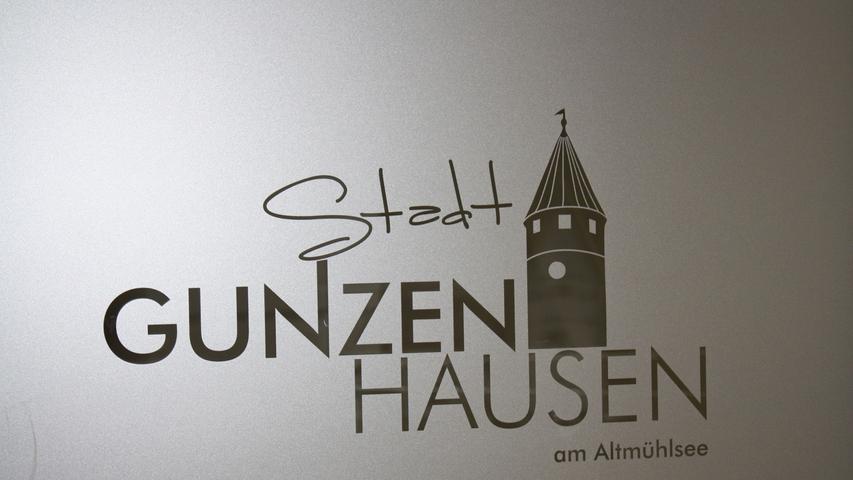 Glastüren sorgen im Rathausfoyer zusätzlich für Helligkeit. Sie alle ziert das Logo der Stadt Gunzenhausen.