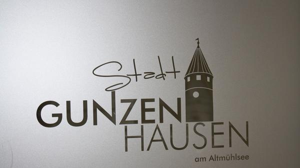 Glastüren sorgen im Rathausfoyer zusätzlich für Helligkeit. Sie alle ziert das Logo der Stadt Gunzenhausen.