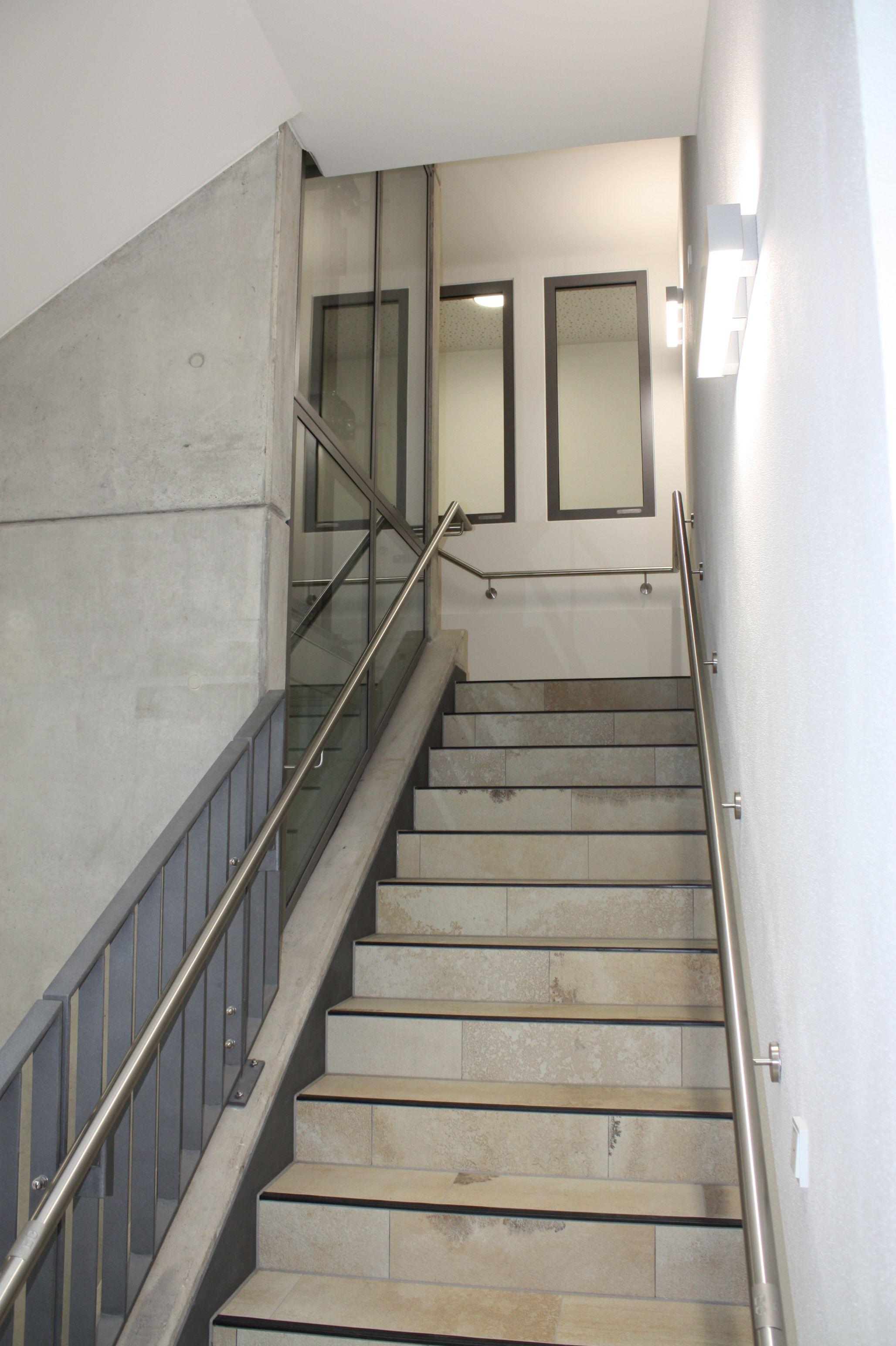 Das Treppenhaus im Nordflügel wurde vollkommen neu gestaltet, im seinem Mittelpunkt findet sich das Herzstück der Barrierefreiheit: Der Aufzug.