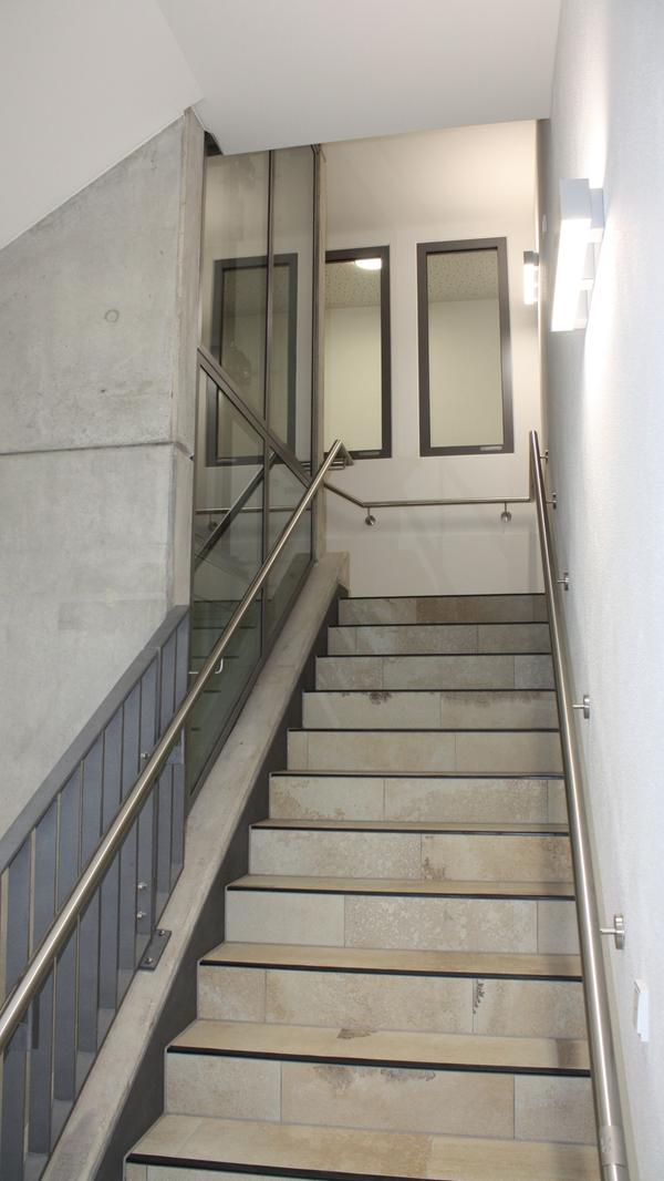 Das Treppenhaus im Nordflügel wurde vollkommen neu gestaltet, im seinem Mittelpunkt findet sich das Herzstück der Barrierefreiheit: Der Aufzug.