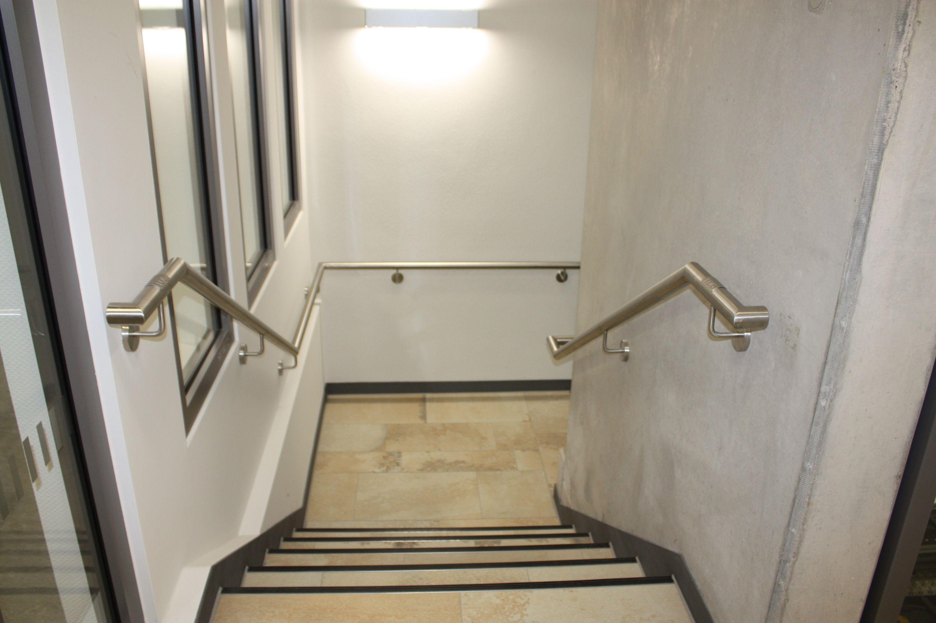 Das Treppenhaus im Nordflügel wurde vollkommen neu gestaltet, im seinem Mittelpunkt findet sich das Herzstück der Barrierefreiheit: Der Aufzug.