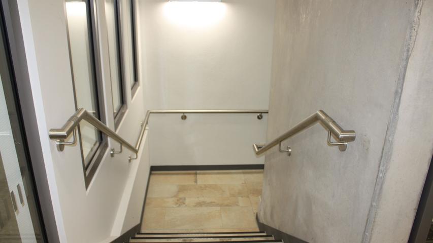 Das Treppenhaus im Nordflügel wurde vollkommen neu gestaltet, im seinem Mittelpunkt findet sich das Herzstück der Barrierefreiheit: Der Aufzug.
