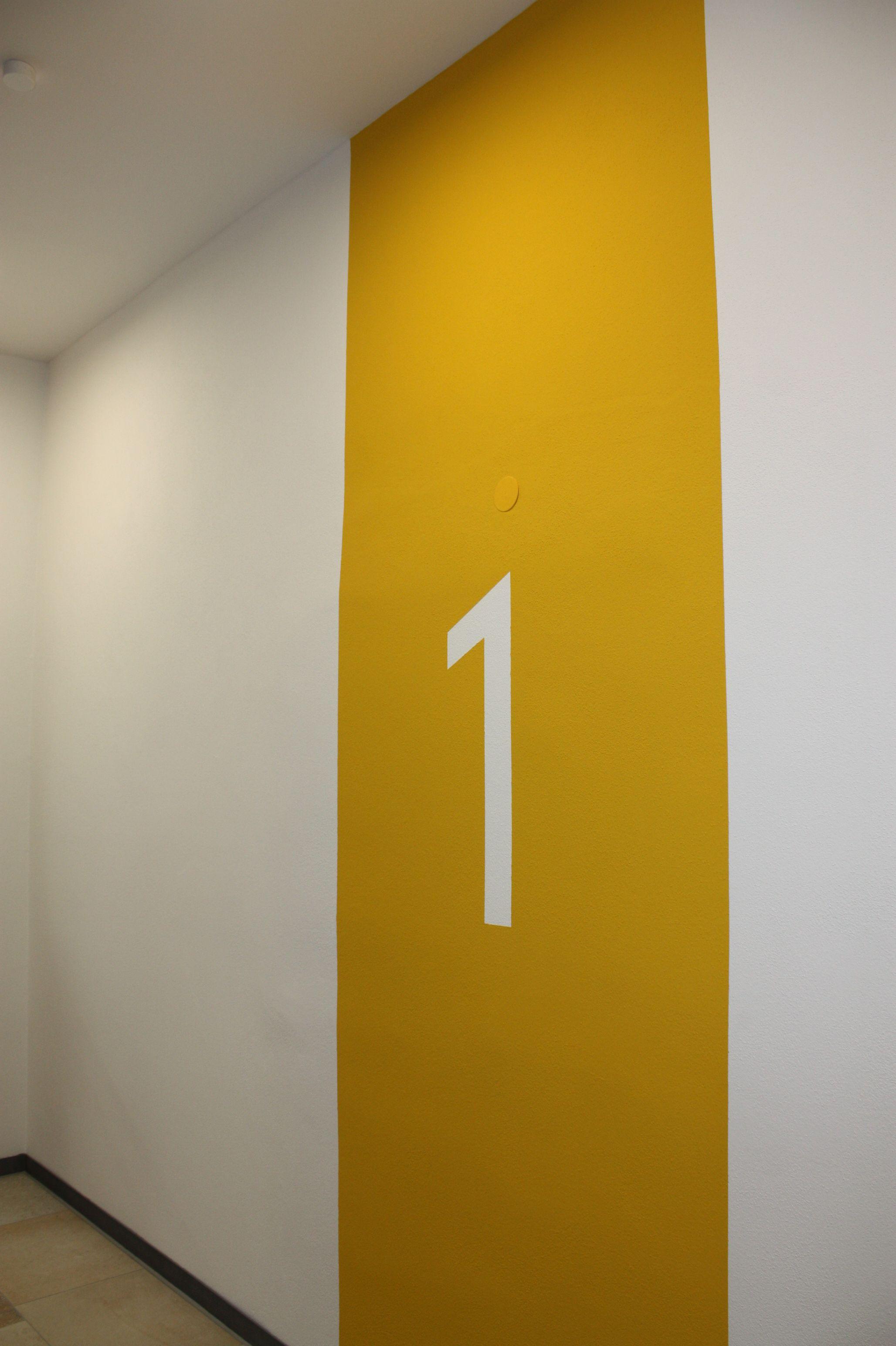 Jedes Stockwerk hat im Treppenhaus seine eigene Farben. Gelb steht für den ersten Stock.