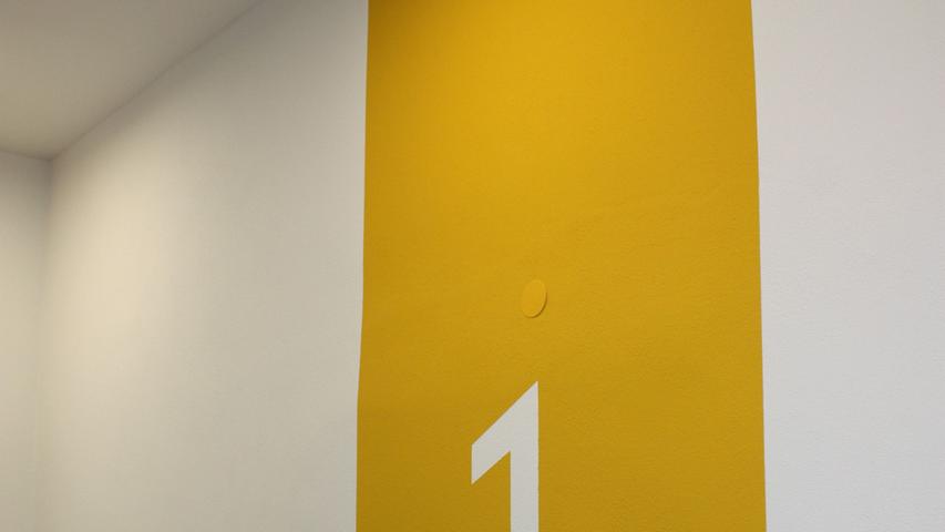 Jedes Stockwerk hat im Treppenhaus seine eigene Farben. Gelb steht für den ersten Stock.